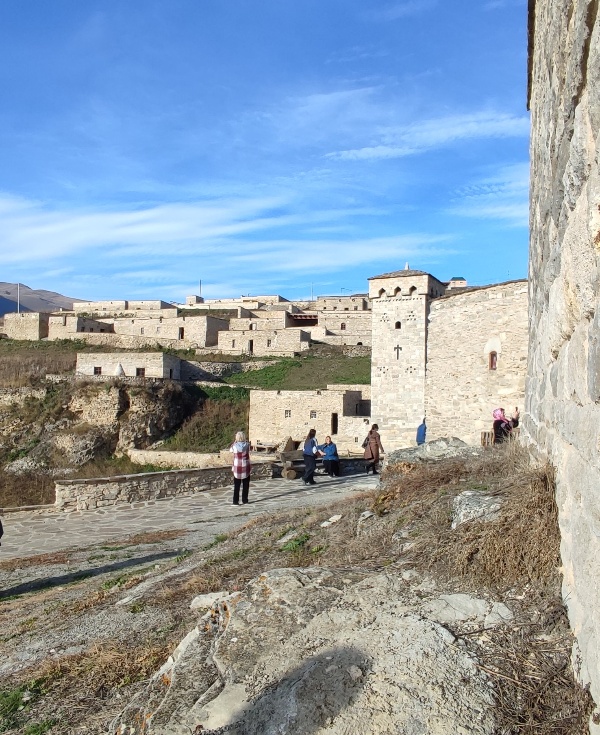 Состоялась экскурсия в Хойский историко-архитектурный комплекс, организованная ГБУ «Аргунский музей-заповедник».

Услышав местные легенды и наглядно увидев предметы быта горных чеченцев, воплощенные в реальность в «Городе стражников», гости были приятно удивлены. Как они отметили, Чечня однозначно стоит того, посетить ее и в следующем сезоне.