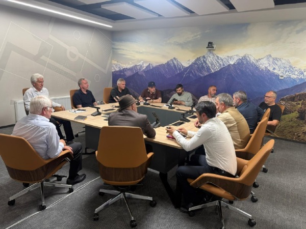 20 июня в Магасе состоялось первое заседание по вопросу сохранения культурного наследия республики, организованное представителем благотворительного фонда «Возрождение».   

В мероприятии принимали участие: руководитель Комитета государственной охраны объектов культурного наследия Кодзоев Т.У., и.о. директора Джейрахско-Ассинского музея-заповедника Сампиев А.А., руководители подрядных организаций, генеральный директор комплексных архитектурных и реставрационных проектов ООО «АСМ ГРУПП» Михайлов А.Г., общественные деятели и др.  

Задача участников встречи заключалась в том, чтобы обсудить ход работ, обменяться профессиональным опытом и передать друг другу ценные знания и умения, которые они приобрели в процессе работы.

Также обсуждали соблюдение сроков, проверка соответствия работ проекту, контроль за технологией, приведение в надлежащее санитарное состояние территории комплекса и его благоустройство. 

Прошедшее первое заседание было ознакомительным, в  ходе которого участники мероприятия смогли узнать друг друга. Они определили, кто будет вовлечён в проект, в каком формате и где будут проходить последующие встречи. Эти встречи запланированы на еженедельной основе. Также был разработан план совместной работы, который, как мы надеемся, принесёт пользу нашей республике.
