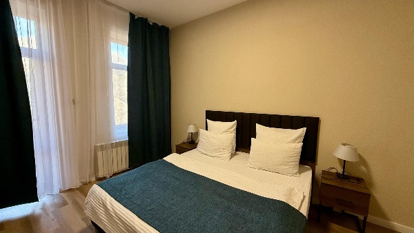 В отеле «Армхи» в номерах категории «Люкс» и «Президентский» появилась капсульная кофемашина — теперь ваш утренний кофе с видом на горы станет ещё приятнее.

Выбирайте любимый формат — эспрессо, американо, латте или капучино — и наслаждайтесь свежесваренным напитком, не выходя из номера.

Это бесплатный дополнительный сервис для гостей, созданный, чтобы сделать отдых в горах по‑настоящему комфортным и уютным.
