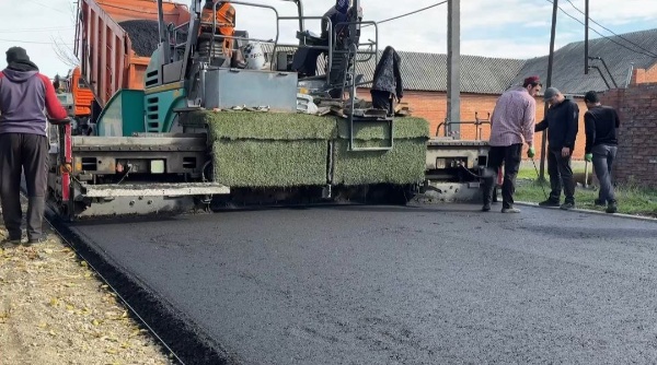 В Сунже благоустраивают улицу Новая Дружба.

Сейчас специалисты приступили к укладке второго слоя асфальта.

Что уже сделано:
•Обработан первый слой асфальта для лучшего сцепления
•Построены тротуары для пешеходов — 720 метров
•Установлена ливневая канализация для отвода воды

Работы идут по графику. Новое покрытие станет более ровным и долговечным.

Завершить укладку планируется в ближайшие дни.