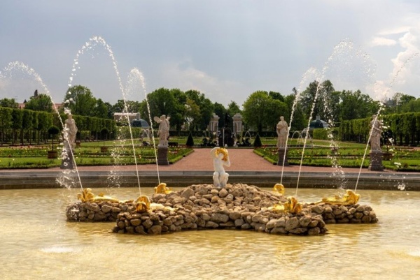 Что объединяет все значимые и замечательные объекты, представленные на фото? - Благовещенский собор в Воткинске, Клубный дом в Иране, Духовная Академия и Консерватория им. Римского-Корсакова, а также Канатный цех с водонапорной башней в Петербурге, Павильон ВДНХ "Зерно" в Москве, Павильон "Орла" в Гатчине, Верхний сад в Петергофе, Усадьба А.С.Пушкина в Нижегородской области и Фабрика-кухня в Самаре... Все эти прекрасно реализованные объекты реставрации стали номинантами VII Международного конкурса "Золотой Трезини" 2024, но...  уступили маленькому и гордому башенному комплексу "Харпе" в горной Ингушетии, ставшему финалистом конкурса в номинации "Реставрация".
