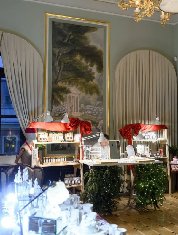 В декабре и январе в Особняке Мясникова на улице Восстания, 45 в Петербурге пройдет рождественский маркет "Волшебная страна грез".

Впервые первый этаж особняка будет посвящен ювелирному искусству Костромы - родины Снегурочки и ювелирной столицы России. Также для гостей будет открыта Красная гостиная на первом этаже, в которой пройдут мастер-классы и лекции об искусстве и моде.

Маркет от Особняка Мясникова, а отреставрированные интерьеры от команды "АСМ".