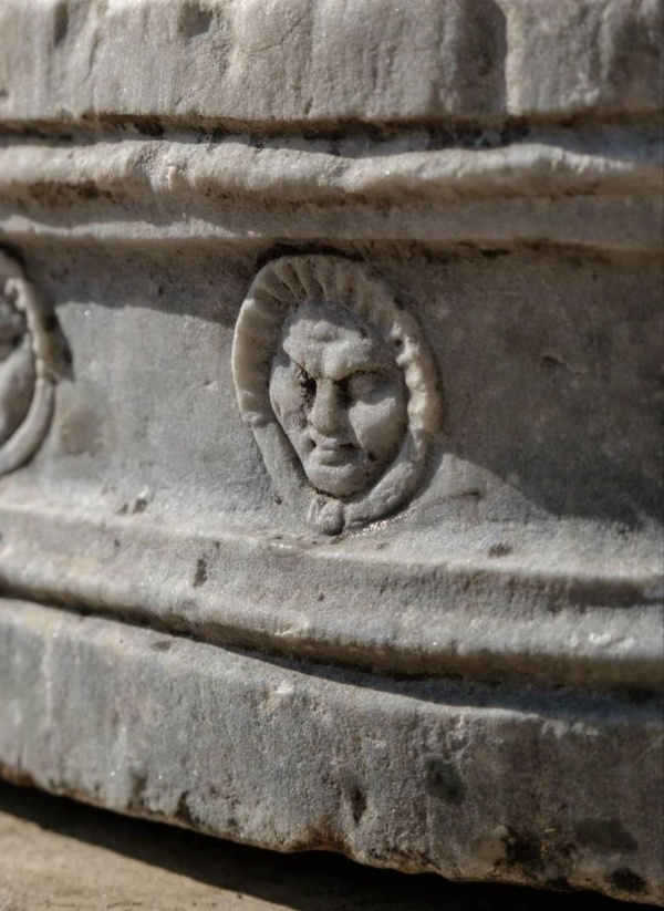 На днях в канале около Острова Любви в Гатчине обнаружен каменный пьедестал XVIII века. В музее его сразу узнали - на архивной фотографии видно, что на нем стояла статуя богини плодородия Цереры, почти полностью утраченная в военные годы. Изначально на уникальном пьедестале располагалась скульптурная группа "Амур и Психея", которую сегодня можно увидеть в Белом зале Гатчинского дворца.

Фото - Фонтанка.ру