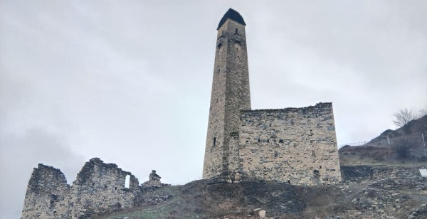 19 марта в рамках плана работы по визуальному осмотру технического состояния объектов культурного наследия и.о. директора Джейрахско-Ассинского музея-заповедника Сампиевым А. А. была совершена инспекционная поездка к башенному комплексу «Ляжги». Было обследовано состояние памятников, произведена фотофиксация визуальных изменений в конструкции.

Ляжги – крупный башенный поселок замкового типа северо-западнее с.Ольгети и с.Хьамишки, восточнее замка Мелларе на участке между Ольгети и Эбан, к юго-востоку от районного центра Джейрах, на берегу реки Армхи. Согласно народной этимологии, название Ляжги возникло от слова «ляжг» — так называли кожаный мешок, предназначенный для хранения зерна. Такое название поселок получил потому что земля его давала хорошие урожаи — с небольшого клочка земли собирали целый «ляжг» зерна.

В комплексе сохранились памятники поздней средневековой эпохи. В свое время здесь возвышались пять мощных замковых комплексов, каждый из которых имел боевую башню. К настоящему времени в поселке сохранилось три ансамбля: Хутиевых, Харсиевых и Курскиевых. Башня Харсиевых – первая отреставрированная боевая башня в современной Ингушетии. Боевая башня Хутиевых, расположенная в верхней части села, сохранилась в первозданном виде, она является самой высокой и стройной из всех башен, с шиферным ступенчато-пирамидальным покрытием. Ее особенностью также является наличие четырехстороннего каменного ложного свода не только на 2-м и 6-м этажах, но дополнительно и на 3-м. Это усиливало конструкцию башни и увеличивало ее обороноспособность.

Говоря о других башнях, они были 5-этажные, с плоской крышей и парапетом. Сейчас не так уж часто можно видеть башню с уцелевшим шпилем.

С южной стороны к поселку прилегала высокая каменная заградительная стена периода позднего средневековья. Она имела широкие запирающиеся ворота. Возле них день и ночь дежурила местная стража, контролирующая отрезок пролегавшей здесь важнейшей торгово-транспортной и военной магистрали. В настоящее время от данной стены сохранились только отдельные части.

В комплексе также имеются жилые башни и склепы различной степени сохранности. Водяная мельница, расположенная на территории Ляжгинского водопада, была последним выявленным ОКН комплекса.

По результатам поездки будут составлены акты технического состояния на ОКН и направлены в вышестоящие организации.