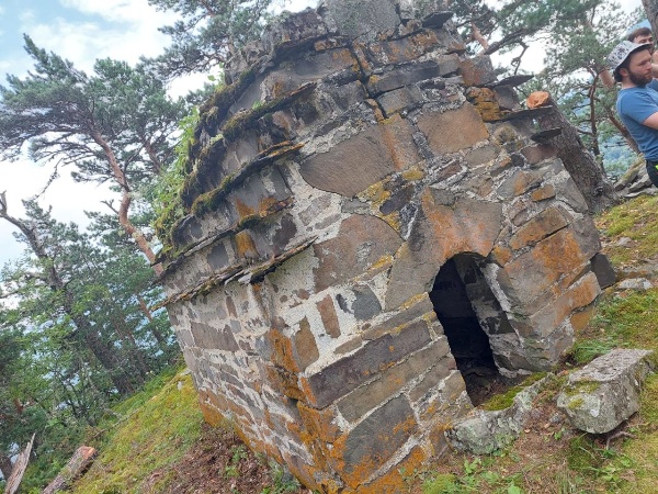 В рамках плана работы по визуальному осмотру технического состояния объектов культурного наследия, сотрудниками Джейрахско-Ассинского музея-заповедника совместно с представителями тейпа Гаппархоевых , была совершена инспекционная поездка к архитектурному комплексу «Гаппи» и к храму-святилищу «Гурмте».

Гаппи - башенный поселок замкового типа у вершины горного хребта, который возвышается над речкой Кяхк-Хи, в ущелье Мужиг, граничащим с Тумгойским ущельем, в нескольких километрах от границы с Грузией. Состоит из пятиэтажной боевой башни, шести полуразрушенных жилых башенных строений, объединенных посредством протяженной каменной оборонительной стены в единый замковый комплекс.

В полутора километрах от Гаппи на вершине лесистой горы расположен гаппинский храм-святилище Гурмте, предположительно датированный XVI—XVII веками. Вплоть до начала XX столетия жителями всей округи здесь совершались моления и жертвоприношения. В наши дни храм очень редко посещаем, и обладает хорошей сохранностью.  На скальном полу храма разбросаны черепа животных и остатки утвари.

Его обнаружил исследователь кавказских ландшафтов Л.П. Семенов и удивил своей находкой научный мир. Небольшой, всего лишь двенадцать квадратов, храм стоял особняком в сосновом лесу на одном из склонов гористого хребта. От посторонних взглядов его укрывали вековые вечнозеленые деревья, которые прятали святилище несколько веков.

Войти в древний ингушский храм можно с западной полукруглой стороны. Внутри помещение достаточно высокое – потолки до трех метров, и светлое – под двускатной кровлей несколько прямоугольных окон. Хорошо сохранилась и внутренняя отделка, на алтарной стене по сей день виднеется белая штукатурка, а декорированные камнем углубления, очевидно, выполняли роль полок-хранилищ. На полу исследователи обнаружили останки животных и элементы утвари. Из чего сделан вывод: храм был предназначен для жертвоприношений.

Занявшись вплотную исследованием Гаппи, ученым удалось выяснить, что древнее ингушское село славилось своими мастерами-умельцами. Здесь было широко развито искусство росписи по дереву и изготовление различных предметов из разных пород местной древесины, умели обрабатывать рога и кости копытных животных, превращая их в предметы утвари, национальные аксессуары и украшения.

Хорошую сохранность памятника отмечает и археолог Умалат Гадиев: «Святилище Гурмте относительно хорошо сохранилось. Можно сказать, что памятник не сильно изменился в своих основных формах за последние сто лет. Причиной тому, на мой взгляд, является его удаленность и труднодоступность». Единственная опасность, которая угрожает сохранности памятника, по мнению исследователя – это сосны, которые произрастают вблизи памятника. «Кстати, о негативном воздействии сосен на святилище Гурмте писал еще археолог Л.П. Семенов по материалам полевых работ 1930 г.».

Тут надо оговориться, что со слов участника ИГО «Дзурдзуки» Якуба Гогиева, дерево все-таки успело нанести вред памятнику: «… Храм хоть и уберегся от человека, а вот естественная природа чуть не взяла свое - огромное сухое дерево накренилось и достаточно серьезно повредило крышу. К счастью, ребята, которые обучаются в реставрационной школе, срубили это дерево и очистили верхнюю кровлю храма от веток» - отмечается на странице активистов.

Пользуясь случаем, выражаем им огромную благодарность за проведенную работу на пути сохранения нашей истории.

В свою очередь, сотрудники музея-заповедника совершили тщательный обход храма, зафиксировали все визуальные изменения, произвели обмеры и фотофиксацию. По этим материалам будут составлены акты технического состояния объекта культурного наследия и направлены в вышестоящие организации.
