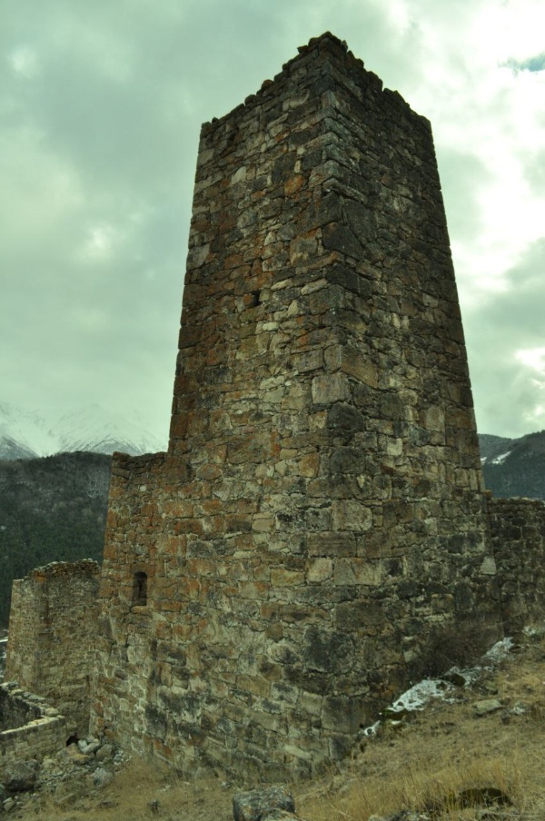 Башенный комплекс Бархане расположен на юге Республики Ингушетия, у подножия горы Цей-Лоам в Джейрахском районе, на высоте 1400 метров над уровнем моря, к северу от Эгикала.  

Он состоит из двух позднесредневековых замковых комплексов, в каждом из которых имеется пятиэтажная боевая башня с плоской крышей. Помимо них, в первом (северном) замке сохранились четырехэтажная полубоевая башня и шесть жилых строений. Во втором (южном) замке было восемь жилых башен. Конструкция обоих комплексов была такова, что попасть в боевые башни можно было только из пристроенных к ним жилых сооружений, а весь замок был обнесен оборонительной стеной.  На северо-западной окраине поселка стоит средних размеров святилище. 

Местные жители данного поселения в позднем средневековье специализировались на возведении наиболее совершенных и сложных в техническом исполнении каменных построек. 
 
Входит в состав Джейрахско-Ассинского государственного историко-архитектурного и природного музея-заповедника. Является выявленным объектом культурного наследия и охраняется государством.