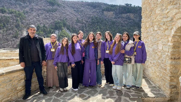 В рамках проекта «Арт-Прорыв» — Всероссийский конкурс детских рисунков Хойский историко-архитектурный музей посетили участники который на месте провел экскурсию заведующий музеем Серитханов А.Ш.