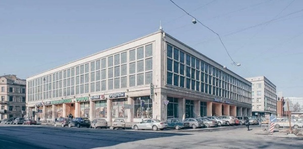 КГИОП отказался включать здание БКЗ "Октябрьский" на Лиговском проспекте и Некрасовский рынок на улице Некрасова, 52 в список объектов культурного наследия.

БКЗ "Октябрьский" построен в 1967 году специально к 50-летию Октябрьской революции, на месте снесенной греческой церкви святого великомученника Дмитрия Солунского. Некрасовский рынок построен в 1956 году на месте рынка образца начала ХХ века.