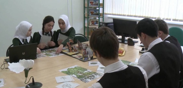 В школе №5 села Сурхахи открылся агротехнологический класс. 

Это часть федерального проекта «Кадры для АПК» национального проекта «Технологическое обеспечение продовольственной безопасности». 

Программа направлена на подготовку будущих специалистов для сельского хозяйства, одного из ключевых направлений развития нашей плодородной Ингушетии. 

Ученики получают углубленные знания по растениеводству, биологии и химии , причем особое внимание уделяется практическим занятиям.  

В классе уже около 18 десятиклассников.

Занятия проходят в специализированном кабинете, оснащенном современным оборудованием.  

Кроме того, школа сотрудничает с Назрановским аграрным техникумом и предприятием «Магас», что позволяет организовывать мастер-классы, экскурсии и встречи с профессионалами отрасли. 

Такой комплексный подход к обучению обеспечивает высокое качество подготовки будущих кадров для сельского хозяйства региона. 

Ребята активно участвуют во всех мероприятиях и готовы внести свой вклад в развитие агропромышленного комплекса Ингушетии. 