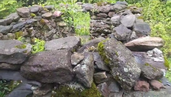 Сотрудниками музея-заповедника был совершен мониторинг культового памятника «Сампай-Чуг», который расположен в 200 метрах юго-западнее боевой башни Цуровых башенного комплекса Верхний Джейрах.

Постройка прямоугольная (2,90 х 2,50 м). Изначально сооружение имело двускатно-ступенчатую (сланцевую) крышу. В центре ее фасадной северной стены был устроен сводчатый дверной проем. Камера святилища имела ложносводчатую конструкцию. Арки вообще отсутствовали. В стенах камеры наблюдались небольшие прямоугольные ниши. Возведено культовое строение не очень аккуратно, на известковом растворе. Кладка стен полигональная, приближающаяся к порядковой. Археологическая расчистка храма-святилища была осуществлена М.Б.Мужехоевым в 1981 году. В итоге здесь были обнаружены многочисленные кости и рога жертвенных животных, наконечники стрел.   Культовое сооружение было посвящено покровителю домашнего очага (Чахкиев Д.Ю. Древности горной Ингушетии).

Сотрудниками музея-заповедника были проведены обмеры объекта, произведена фотофиксация.

На сегодняшний день храм-святилище в неудовлетворительном состоянии. Крыша не сохранилась. Максимальная высота сохранившихся стен составляет 1,20 м. Площадь в основании 7,25 кв.м. Толщина стен от 55 до 60 см (полевой материал).