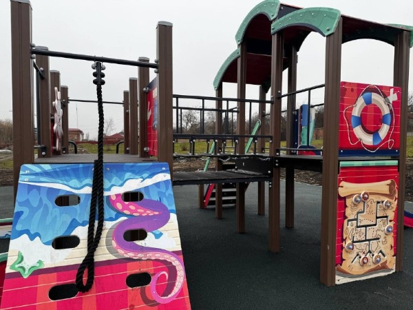 В Назрани открылись новые детские площадки.

В городе появилось больше современных и безопасных мест для детского отдыха:

Парк им. К. Мальсагова — игровой комплекс с возрастными зонами, скамейками и безопасным покрытием.

Зона городского пруда — новая площадка, построенная в рамках федерального конкурса «Малые города и исторические поселения».

Также проведён ремонт одной из существующих площадок.