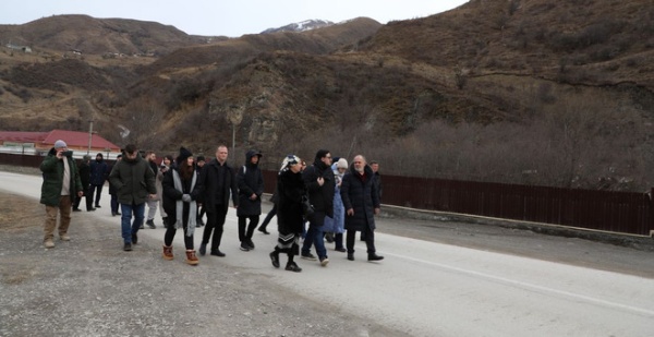 Итум-Калинский муниципальный район посетили разработчики первого в России мастер-плана региона 

В Грозном состоялась установочная сессия в рамках разработки стратегического мастер-плана Чеченской Республики. Он станет первым подобным документом в России. 

Разработчики мастер-плана Чеченской Республики посетили Итум-Калинский район. Гостям провели экскурсию по районному центру Итум-Кали, улице им. А-Х.Кадырова и ВТРК «Ведучи». Этот всесезонный курорт уже зарекомендовал себя как надежный механизм устойчивого развития социально-экономического развития региона. 

Как было подчеркнуто разработчиками, главные цели мастер-плана республики: повышение качества жизни населения и рост экономики; реализация новых инвестиционных проектов с учётом приоритетных отраслей, свободных земельных участков и площадей, логистики и социальной инфраструктуры; повышение качества среды для жизни, а также формирование гармоничного облика городов и районов; определение ключевых проектов развития республики.