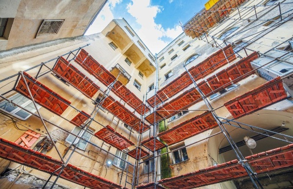 Реставраторы приступили к работам на дворовых фасадах Дома радио - объекта культурного наследия федерального значения "Санкт-Петербургское Благородное собрание" на углу Малой Садовой и Итальянской улиц в Петербурге.

Напомним, что наиболее сложные - лицевые фасады, отреставрированы по проекту "АСМ Групп".