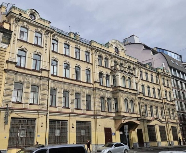 Бывшее здание шоколадной фабрики Георга Ландрина на проспекте Римского-Корсакова, 9 в Петербурге обрело статус памятника регионального значения.

Оно было построено в 1876-1878 годах по проекту архитектора Августа Пуаро в приемах эклектики с использованием мотивов неоготики. Цоколь здания облицован известняком и серым с прожилками мрамором, лицевой фасад оштукатурен, рустован с использованием чередования гладкой и фактурной штукатурки.

Георг Ландрин (Федор Матвеевич Ландрин), согласно некоторым источникам, начинал работать приказчиком в кондитерской Вольфа и Беранже, затем в 1848 году, открыл свое кондитерское производство, впоследствии ставшее успешным предприятием по изготовлению и торговле леденцами, расфасованными в жестяные банки (монпасье).

Кондитерская фабрика располагалась в здании до 1990-х годов.

По материалам КГИОП СПб.