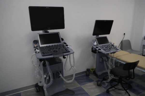 В Назрани открыли новое инфекционное отделение детской больницы.

Объект построен в рамках нацпроекта «Здравоохранение». 

В нём есть: комфортабельные боксированные палаты, собственная диагностика и лаборатория, отделение реанимации и интенсивной терапии, самое современное оборудование.

Раньше дети с инфекциями лечились в общих палатах, теперь для них — современный изолированный корпус.

Это снизит риск заражения других болезнями и поможет оказывать помощь полного цикла — от диагностики до операции.