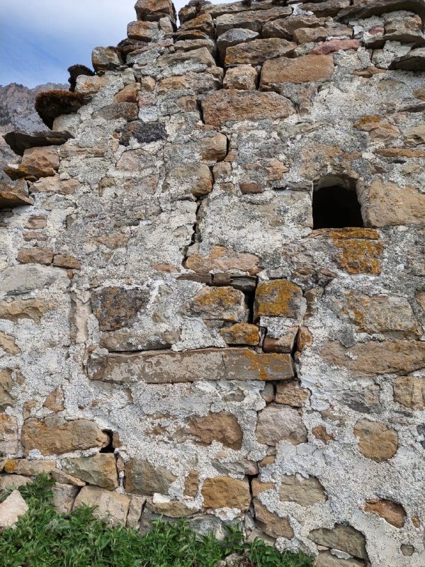 Сотрудники музея-заповедника провели мониторинг храма-святилища «Ког-Ерда», расположенного на южной окраине башенного поселения «Ког», что восточнее «Кели».

Согласно радиоуглеродному анализу, проведенного археологическим центром им. Е.И. Крупнова республики в 2017 г.,  этот памятник был построен в 1441-1486 гг.

Храм-святилище представляет собой одноэтажную постройку с прямоугольным основанием и двускатно-ступенчатой крышей из 10 сланцевых плит, толщина стен 60 см, площадь в основании около 16 кв. м.

Южная стена сохранилась на высоту 5 метров, в ширину 3,5 м. Северная стена высотой 2 метра примыкает к скале. Низкий сводчатый дверной проем устроен в восточной стене, близ юго-восточного угла, над проемом имеется небольшая прямоугольная ниша. В южной стене наблюдается  оконный проем.

Стены снаружи и изнутри покрыты штукатуркой желтовато-охристого цвета.

Памятник воздвигнут аккуратно, на известковом растворе. Данная постройка активно функционировала вплоть до нашего столетия.

Несмотря на то, что памятник сохранился на всю высоту, состояние его неудовлетворительное: крыша повреждена, основание выветрено, на стенах имеются трещины (полевой материал).