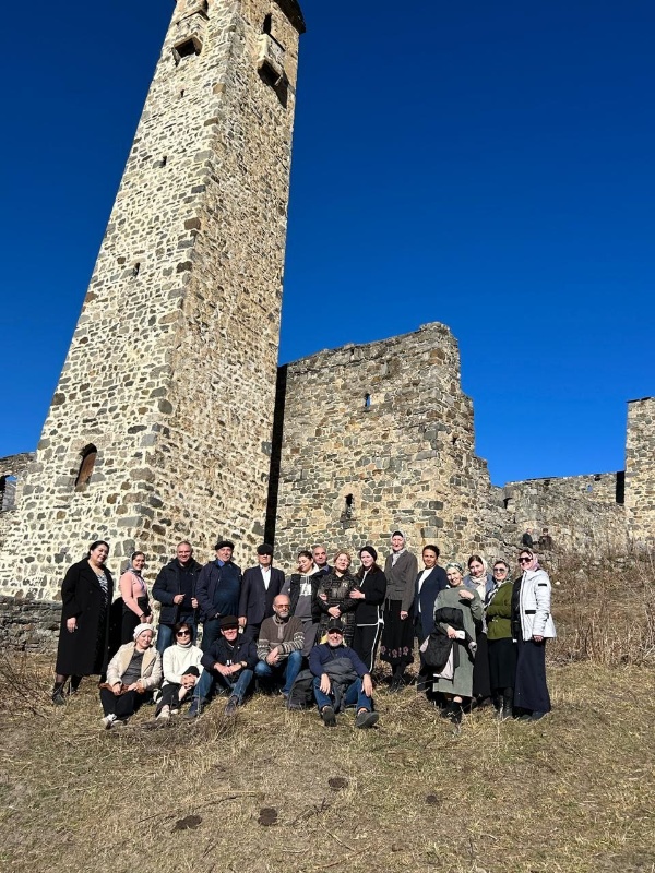 11-13 ноября сотрудники Джейрахско-Ассинского музея-заповедника, в рамках исполнения Перечня поручений Главы Республики Ингушетия от 30 августа 2023 г., о  проведения конференции, посвященной вопросам сохранения и популяризации объектов культурного-наследия, и в рамках двухстороннего соглашения между ГБУ «ИнгНИИ им. Ч. Ахриева» и ГКУ «Джейрахско-Ассинский музей-заповедник» о сотрудничестве сторон, заключенного 29 августа 2024 г.,  принимали участие в Межрегиональной научно-практической конференции «Национально-государственные образования в России: история и современность», посвященной 100-летию образования Республики Ингушетия.

Сама конференция проводилась в рамках Плана основных мероприятий по подготовке и проведению празднования в 2024 году 100-летия образования Республики Ингушетия во исполнение Указа Президента Российской Федерации № 938 «О праздновании 100-летия образования Республики Ингушетия» от 8 декабря 2023 г.

Организаторами конференции выступили: Правительство Республики Ингушетия, Министерство образования и науки Республики ингушетия, Министерство культуры РИ, Ингушский государственный университет, Ингушский научно-исследовательский институт гуманитарных наук им. Ч. Ахриева, Джейрахско-Ассинский музей-заповедник. 

В работе конференции приняли участие: Глава РИ, депутаты Народного собрания РИ, члены Правительства РИ, представители научных учреждений РАН, вузов и научных центров Москвы, Санкт-Петербурга, Волгограда, Грозного, Ессентуков, Краснодара, Карачаевска, Нальчика, Махачкалы, Майкопа, Ростова-на-Дону, Ставрополя, Черкесска, Элисты, Магаса и других городов России.

К началу работы конференции издан сборник материалов в двух частях, который будет включен в базу данных Российского индекса научного цитирования (РИНЦ) и размещен на портале Elibrary.ru.

Работа конференции проходила в следующих секциях:

Национально-государственные автономии на Кавказе: Ингушская автономная область (1924-1934 гг.): политические и социально-экономические процессы.

Многонациональность страны как фактор ее устойчивости в противостоянии вызовам в новое и новейшее время.

Языки народов России: сохранение языкового многообразия.

Литература и фольклор народов Кавказа: историко-культурный контекст.

Культурное наследие народов Кавказа: история и современность.
        
На конференции с научным докладом о деятельности, успехах и проблемах Джейрахско-Ассинского государственного историко-архитектурного и природного музея-заповедника выступил и.о. директора Сампиев А.А..

Выступление Сампиева А.А. вызвало живую дискуссию среди присутствовавших, все участники отметили большую теоретическую и практическую значимость представленного доклада.

Были организованы и проведены картинная галерея художника Гадаборшева Султана: «Горная Ингушетия глазами художника Гадаборшева С.А.», фотовыставка Тимура Агирова «Средневековая архитектура горной Ингушетии».

На третий, заключительный день конференции, для участников была проведена экскурсия по Джейрахскому району.  

В заключении, хотелось бы отметить высокий профессиональный уровень данного мероприятия и его важную положительную роль в нынешних условиях.  

Пользуясь случаем, хотим выразим особую благодарность всем сотрудникам Ингушского научно-исследовательского института гуманитарных наук им. Ч. Ахриева в лице руководителя Оздоева Д.Э., а также всем организаторам и участникам мероприятия.