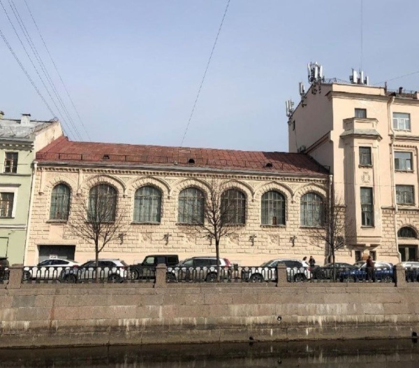 Здание бывшего манежа Половцовых на набережной Крюкова канала, 12 в Петербурге, обрело статус памятника регионального значения.

Здание построено в 1889 году по проекту архитектора Максимилиана Месмахера для сенатора, секретаря Государственного совета Александра Половцова и его супруги, приемной дочери барона Александра фон Штиглица, Надежды Михайловны.

Александр Половцов был любителем и знатоком лошадей. В здании располагался манеж для тренировки, обучения верховой езде и периодических соревнований по выездке. 

После 1910 года в разное время здесь находились небольшой театр, оперетта, дом искусств. С 1946 года здание занимала Ленинградская студия кинохроники.

Фото - КГИОП СПб.