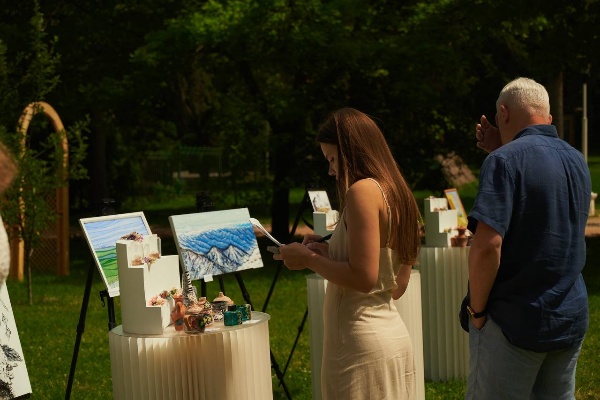 Экспертная сессия проекта «Синергия искусств. Ароматы странствий: Кавказ».

В рамках мероприятия ведущие специалисты в области культуры, искусства, философии и парфюмерии оценили авторские работы конкурсантов, созданные по ранее утверждённым тематическим направлениям. 

Проект «Синергия искусств» представляет собой масштабную культурную инициативу, направленную на соединение визуального, ароматического и ремесленного искусств в рамках единого творческого процесса.

В рамках экспертной сессии Дарья Суховская – доцент ПГУ – приняла участие в отборе конкурсных работ для последующей интеграции в серийное производство сувенирной коллекции, отражающей символику и образы региона. 