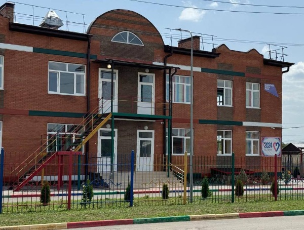 Партдесант «Единой России» в г. Карабулак в рамках Народной программы провел мониторинг благоустройства улиц Дьякова и Мира. Улицы благоустраиваются в рамках федерального партийного проекта «Городская среда». В инспекционном выезде приняли участие: депутаты Городского совета депутатов от фракции «Единой России» Арби Султыгов и Ваха Аушев, а также представитель городской администрации Магомед Мальсагов.
   
Работы проводит фирма ООО «ПИК».  Партийцы пообщались с подрядчиком объекта Тимуром Могушковым. По его словам, работы по благоустройству завершены на 90%, теперь остается только установить мусорные урны и скамейки. «Работы, проводимые фирмой ООО «ПИК», направлены на создание уютной и красивой атмосферы в городе, что способствует повышению уровня жизни горожан и общего благополучия города. Такие мероприятия по благоустройству содействуют совершенствованию городского пространства», - отметили партийцы.  