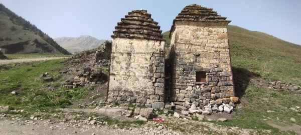В эти дни, во время очередного обхода, инспектором Джейрахско-Ассинского музея-заповедника на территории башенного комплекса Цори обнаружено, ранее не известное, подземное камерное строение из камня, предположительно, древнего подземного склепа. 

Подземное строение было обнаружено возле двух надземных склеповых усыпальниц, расположенных рядом с проезжей частью. Небольшой лаз прямоугольной формы был прикрыт большим валуном, отодвинув который работник обнаружил входное отверстие подземного каменного склепа, с сохранившимися костными останками внутри.

Напоминаем, что в горной Ингушетии совместно со специалистами АСМ ГРУПП проводятся работы по инвентаризации объектов культурного наследия, для выявления их фактического наличия и обеспечения их сохранности.  

Обнаруженный объект, после проведения соответствующих работ, будет включен в перечень выявленных объектов культурного наследия республики.