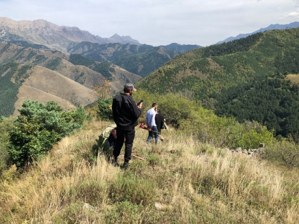 Давно не было одной из наших любимых рубрик. А работа, тем временем, всё также активно идет, экспедиции продолжаются, постепенно исследуются все новые и новые комплексы.

Каждое время года готовит свои сюрпризы. Особенность осенних экспедиций – это, конечно, туманы. Одна из последних поездок – на башенный комплекс Нийкоте. Из-за тумана видимость не превышала 25-30 метров, так что добирались буквально по приборам. В горах уже выпал снег, и на Нийкоте работа шла с перерывами – пережидали снегопад. Вообще, последняя экспедиция собрала целую коллекцию погодных явлений – утренние и вечерние туманы, снег и дождь, и все это спокойно могло уместиться в одном дне.

Кроме фотофиксации и определения геолокаций, специалисты «АСМ Групп» успели обыскать близлежащие склоны в поисках неучтенных объектов, чтобы не упустить ни один из них.

А вот на комплексе Ний команде пришлось повстречаться с весьма суровым быком, в связи с чем нашему ведущему специалисту в срочном порядке пришлось произвести тактическое отступление в ближайшую же башню.

Словом – будни исследователей! 