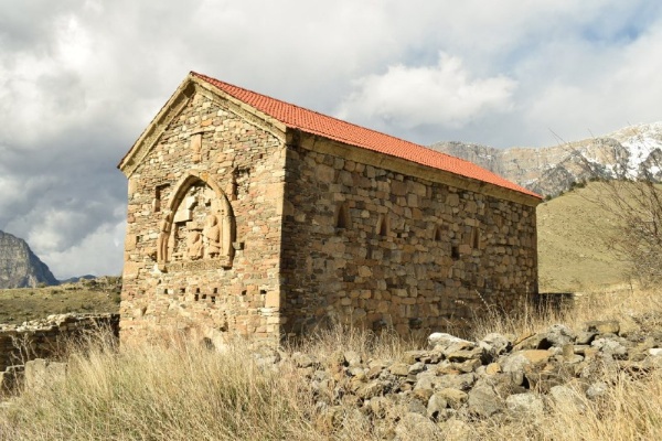 Тем временем к нам продолжает поступать информация из архивов и библиотек Франции. 

Темирханова Фатима, член команды «АСМ Групп», находящаяся постоянно в Париже, перевела отрывок из «Путешествия по Кавказу и Грузии, предпринятому Юлиусом Клапротом в 1807-1808 годах», хранящегося в Национальной библиотеке Франции.
Здание, о котором говорит автор, не упоминая названия, не что иное, как храм Тхаба-Ерды:

Длина этого здания, частично разрушенного, составляет двадцать три фута, ширина — семь, высота — пятнадцать. 
... Над главным входом видны бесформенные фигуры в полу рельефе: они изображают мужчину, сидящего на стуле. Из облаков над ним выходит рука, держащая свиток, а слева от него другой человек держит перед собой крест левой рукой и меч – правой. Другой, который с правой стороны, несет на плечах виноград на палке. По бокам и в углах карниза видны головы ангелов.
... Рядом с восточным фасадом есть каменные арки; говорят, что они сообщаются с подземными ходами, где хранятся книги и церковная утварь.

*Юлиус Клапрот — немецкий востоковед, путешественник и полиглот. Профессор азиатских языков и литературы, член Совета Азиатского общества в Париже.

Партнеры проекта - Благотворительные фонды "САФМАР" и "Возрождение".