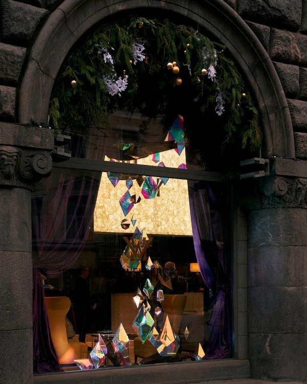 Отель "WAWELBERG" на Невском проспекте Петербурга, построенный по комплексному проекту "АСМ Групп", готов встречать Новый год - парадные интерьеры и входная группа изящно украшены.