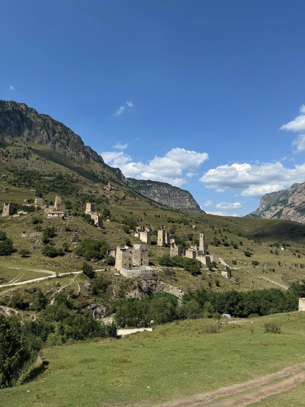 Национальный портал путешествий открыл новый туристический маршрут по Ингушетии «В стране башен и легенд».

Путешествие начнется со столицы Республики - города Магас. Маршрут будет включать знаковые исторические точки: замковый комплекс Вовнушки, ставший финалистом конкурса «Семь чудес России», Таргимскую котловину с башенными ансамблями Эгикал, Хамхи и Таргим, Тхаба-Ерды – один из древнейших христианских храмов на территории России, а также Цей-Лоамский перевал, где открываются виды на гору Казбек и Джейрахский каньон. Путешествие можно будет закончить отдыхом на всесезонном курорте «Армхи».