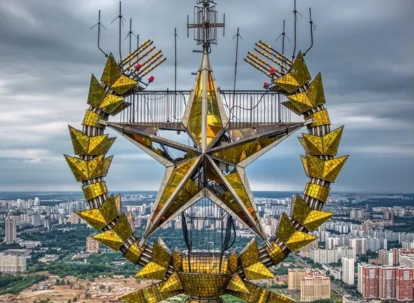 ACM Group continues design work on the restoration of the facades of the main building of Moscow State University on Vorobyovy Gory. Currently, in collaboration with Tektonika, the company is working on a project to restore and recreate the “golden” glass on the spire and star of Moscow's tallest skyscraper.
