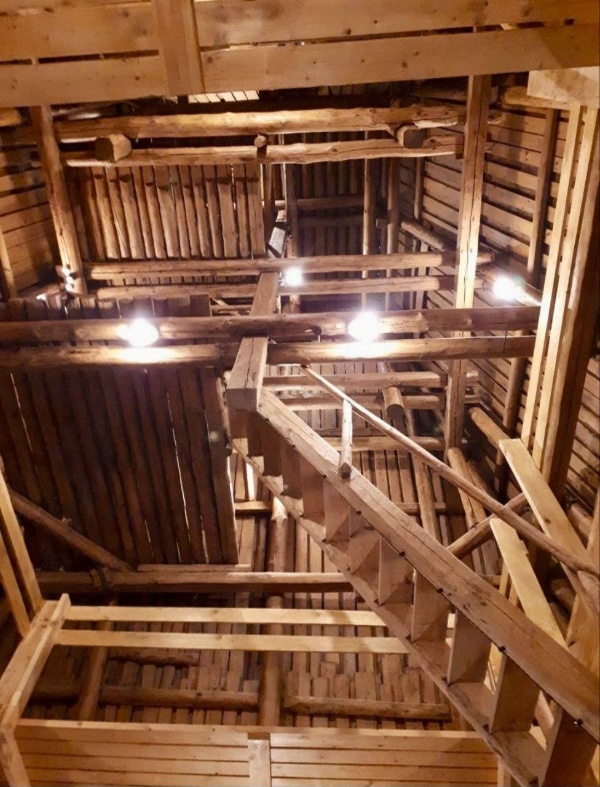 На прошлой неделе состоялась официальная приемка реставрационных работ на объекте культурного наследия федерального значения "Башня Верхних решеток" на территории Псково-Печерского монастыря. Уважаемая комиссия приняла объект без замечаний.

Именно на этом объекте несколько лет назад, в рамках проведения исследовательских работ, специалисты "АСМ Групп" обнаружили уникальные рисунки по штукатурке, выполненные стрельцами петровского времени, охранявшими башню.