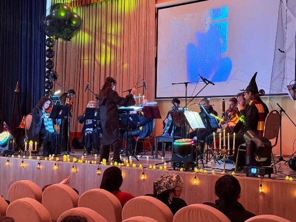 Для учащихся школы № 23 г. Назрань состоялся концерт «Гарри Поттер в мире волшебства», подготовленный симфоническим оркестром Государственной филармонии им. Ахмеда Хамхоева.

Коллектив из 11 профессиональных исполнителей представил слушателям 17 композиций из легендарной серии фильмов о Гарри Поттере. Программа сопровождалась видеопроекциями, артисты выступили в тематических костюмах, что дополнило музыкальную часть.

 Концерт стал завершающим этапом проекта. Ранее программа была представлена в лицее-центре одарённых детей «Олимп» с.п. Яндаре, а также в СОШ № 4 города Назрань.

Выступления прошли в рамках школьного тура обновленного состава оркестра. К коллективу присоединились музыканты из других регионов.

 Команда филармонии намерена и далее развивать данное направление, продолжая организацию выездных концертов для школьников Ингушетии.