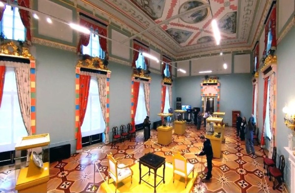 В Царском селе завершился важный этап реставрации Екатерининского дворца. После пяти лет кропотливой работы открылись личные комнаты Екатерины II, практически уничтоженные в годы Великой Отечественной войны. Их воссоздали по историческим описаниям и фотографиям. Сейчас здесь представлено много техник реставрации - более десяти видов золочения, резьба по дереву, майолика, кобальтовое стекло, гравюры и живопись.