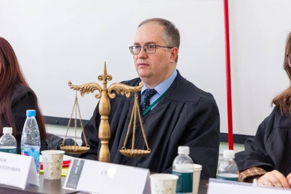 Команда ПГУ в финале Всероссийского конкурса «Модель уголовного суда».

На площадках МГЮА имени О.Е. Кутафина и МГУ имени М.В. Ломоносова прошёл III Всероссийский студенческий конкурс имени А.Ф. Кони «Модель уголовного суда», приуроченный к 160-летию первого процесса с участием присяжных в России. Конкурс объединил 32 команды и более 450 студентов юридических вузов страны.

В финальном этапе в Москве Институт юриспруденции и инжиниринга ПГУ представила команда KNº142 «Вердикт», успешно прошедшая строгий отбор экспертного совета и достойно выступившая наравне с ведущими вузами России. Участники работали с кейсами на основе реальных уголовных дел, а их выступления оценивали судьи, адвокаты и представители Генеральной прокуратуры РФ.