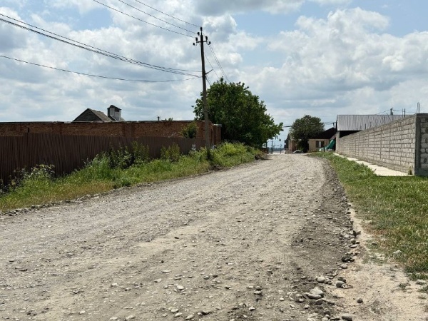 На улице 4-я Линия в Назрани протяжённостью 250 метров проведены работы по благоустройству. 

Дорога была улучшена за счёт прокладки песчано-гравийной смеси (ПГС), что значительно повысило её качество и комфорт для движения.

Кроме того, на данной улице также было установлено освещение, что обеспечит безопасность жителей в вечернее и ночное время. 