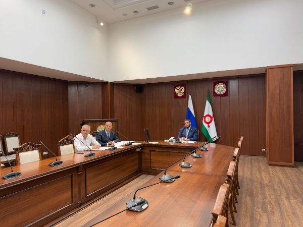 4 сентября в Магасе в режиме видеоконференцсвязи прошло совещание под председательством заместителя Министра культуры Российской Федерации Владимира Геннадьевича Осинцева. 

Совещание было посвящено рассмотрению перечня объектов культурного наследия из государственной казны Российской Федерации, расположенных на территории Джейрахского района Республики Ингушетия и находящихся в неудовлетворительном состоянии. 

Перечень был подготовлен Росимуществом по результатам инвентаризации федерального имущества в рамках исполнения перечня поручений по реализации Послания Президента Российской Федерации Федеральному Собранию, согласно которому к 2030 году необходимо привести в удовлетворительное состояние не менее 1000 объектов культурного наследия.

На совещании также присутствовали:

Первый заместитель председателя Правительства Республики Ингушетия Магомед Мусаевич Евлоев, курирующий данное направление;

Руководитель Комитета государственной охраны объектов культурного наследия Республики Ингушетия Тамерлан Кодзоев;

И.о. директора Джейрахско-Ассинского музея-заповедника Ахмедхан Сампиев.