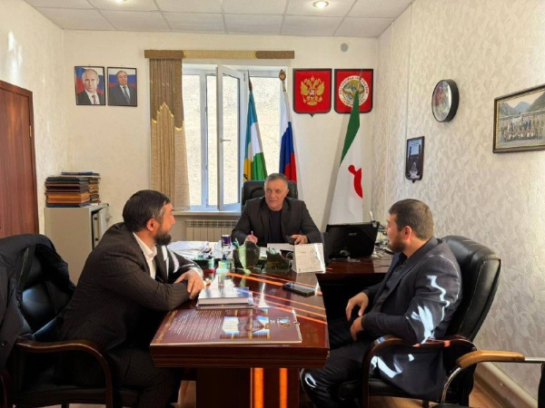 В Местном отделении «Единой России» в Джейрахском районе прошел прием граждан, посвященный вопросам жилищно-коммунального хозяйства. В рамках Недели приема с жителями пообщался секретарь местного отделения партии Ахмед Льянов.

Данная инициатива нацелена на повышение качества оказания коммунальных услуг и уровня правовой грамотности граждан в сфере ЖКХ. В ходе общения с заявителями была проведена работа по выявлению и решению как локальных, так и системных проблем, существующих в отрасли жилищно-коммунального хозяйства.

Ахмед Льянов отметил, что совместные усилия с исполнительными органами местного самоуправления позволяют достигать позитивных результатов. «Недели приема, а также другие мероприятия будут продолжены, так как они реально помогают повысить качество ЖКХ услуг и решать конкретные проблемы жителей региона», - подчеркнул он.