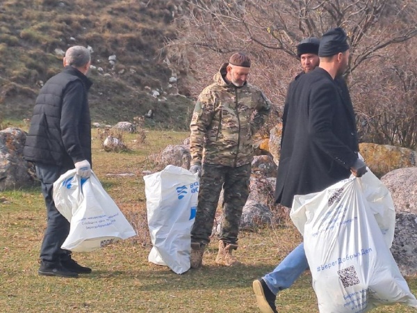 Сотрудники музея-заповедника провели субботник на территории комплекса "Таргим", на прибрежной полосе реки Асса. 

Участниками была очищена территория комплекса, собран и вывезен мусор в специально отведённое место. 

И.о. директора учреждения Ахмедхан Сампиев и заведующий отделом по обеспечению сохранности памятников Зяудин Гуражев призывают отдыхающих относиться бережно к культурно-историческому наследию и соблюдать чистоту и порядок на заповедной территории. 