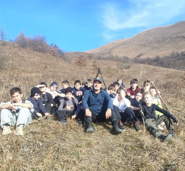 Наше путешествие по горам Чечни превратилось в увлекательную и познавательную экскурсию для детей, главным объектом которой стала величественная гора Бандук. С самого начала ребята были настроены на приключение: вокруг открывались живописные пейзажи, зелёные ущелья и высокие склоны, которые словно приглашали исследовать этот удивительный мир.

Когда мы добрались до подножия горы, детей поразили просторные долины и панорамные виды, создающие атмосферу сказочного горного путешествия. Они с интересом слушали рассказы о природе и истории этих мест, узнавая новые факты о рельефе, климате и особенностях региона. Безопасные тропинки позволили им почувствовать себя маленькими исследователями, внимательно рассматривающими всё вокруг.

Экскурсия к горе Бандук подарила детям множество ярких эмоций и стала для них настоящим открытием. Это путешествие оставило ощущение лёгкости, вдохновения и настоящей горной магии, которую невозможно забыть.