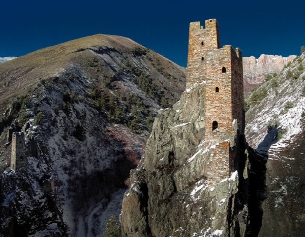 В рамках IX Архитектурной биеннале открывшейся в Этнографическом музее в Петербурге, "АСМ Групп" представило ряд проектов, посвященных реставрации башенных комплексов и храма Тхаба Ерды в горной части Ингушетии.

Напомним, что в ноябре проект реставрации башенного комплекса "Харпе" одержал победу на VII Международном конкурсе "Золотой Трезини".
