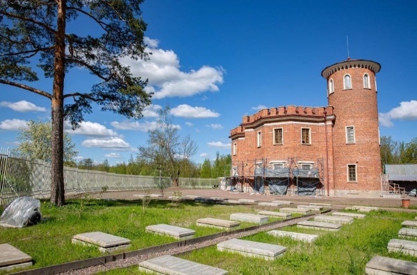 Первое в мире кладбище императорских лошадей в Александровском парке и исторический павильон "Пенсионерная конюшня" в Царском селе планируют открыть после реставрации до конца года. 

"Пенсионерной конюшней" называли павильон, в котором доживали свой век лошади, не способные нести службу из-за возраста или состояния здоровья. Павильон построен в 1827-1830-х годах по проекту арх. Адама Менеласа. Кладбище расположено рядом с павильоном. На нем захоронены лошади императоров Александра I,  Николая I и его супруги Александры Федоровны, а также Александра III.