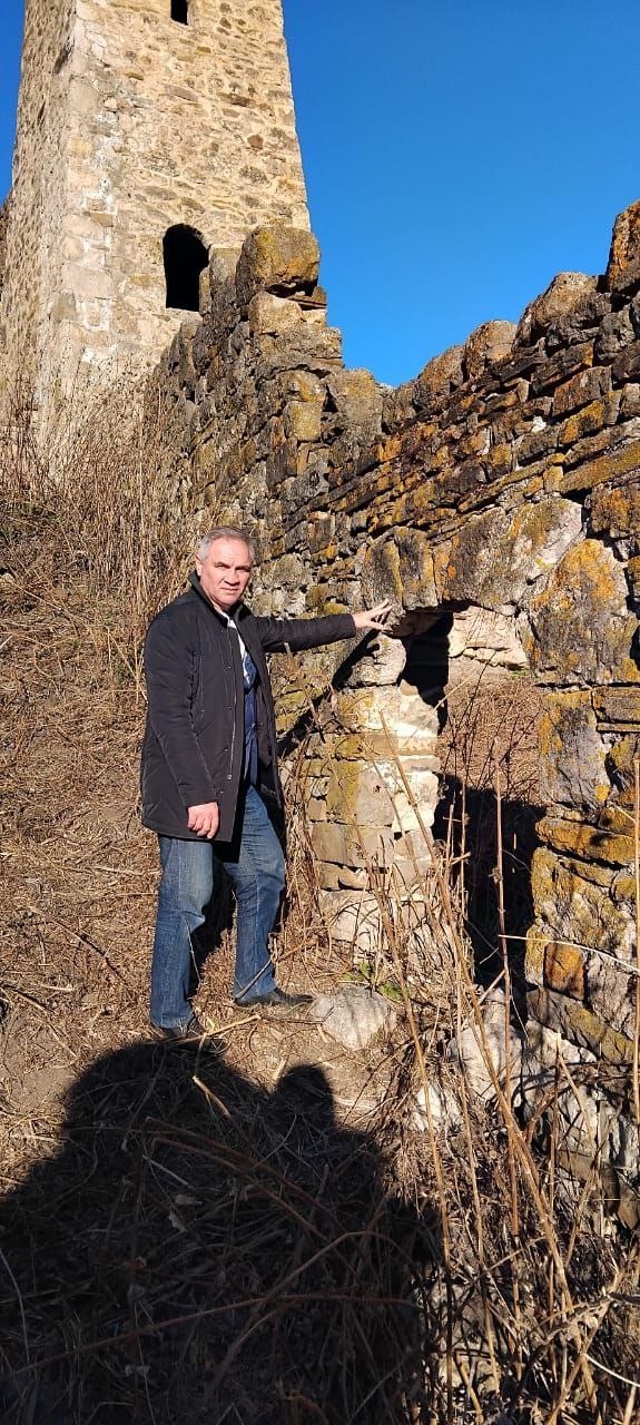 И.о. директора Джейрахско-Ассинского музея-заповедника Сампиев А.А. совершил инспекционную поездку к башенному комплексу «Хяни».

Башенный комплекс Хяни (Хаьни, Хани, Хени-инг.) – находится на горном склоне в центре Салгинского ущелья, у речки Чулхи. Строения относятся к XVI веку. Он включают в себя три боевые, три полубоевые и 11 жилых башен, соединенные между собой длинными каменными заградительными стенами. 

Боевые башни Хяни, шестиэтажные, достигающие высоту до 30 метров, со ступенчато-пирамидальным покрытием, являются яркими образцами периода развития и наивысшего расцвета строительного дела в Ингушетии и соседних регионах, они существенно выделяются на фоне аналогичных сооружений, прежде всего новизной форм, внешней красотой и изяществом конструктивных деталей.

Жилые башни, в плане прямоугольные или реже трапециевидные, располагали двумя или более этажами плоской крышей, с высоким парапетом.

Признанным и знаменитым мастером-строителем Средневековья был Хинг Ханиев из Хяни, также имелись прославленные ремесленники по изготовлению луков, стрел, арбалетов, пращей (например, Алпи Ханиев).

В 2011-2012 годах комплекс Хяни в пределах возможного был отреставрирован, к нему проложена гравийная дорога, и сейчас он является одним из достопримечательностей горной Ингушетии.