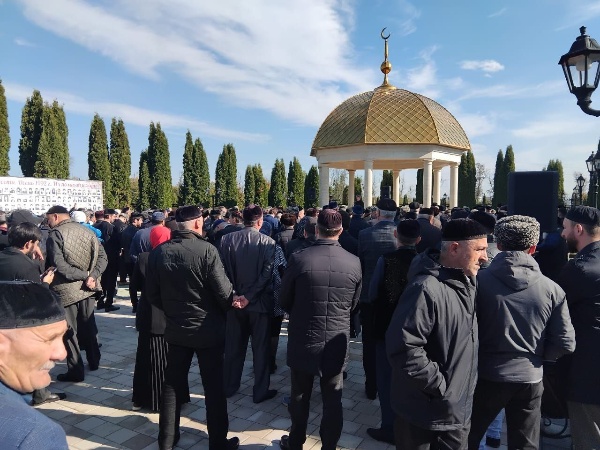 В Назрани, на территории Мемориального комплекса «Г1оазот кашамаш» проходит траурное мероприятие, посвященное памяти жертв событий осени 1992 года. Руководитель Комитета Государственной охраны объектов культурного наследия Кодзоев Тимерлан Умарович и и.о. директора Джейрахско-Ассинского музея-заповедника Ахметхан Сампиев также принимают участие в данном мероприятии.

Место это, как известно, выбрано не случайно, часть жертв трагических событий похоронена здесь, на территории комплекса.

В этом году исполняется 32 года трагическим событиям осени 1992 года, когда десятки тысяч человек вынужденно покинули места своего исторического проживания:  многие лишились близких, имущества и родного крова. Были убиты сотни жителей Пригородного района и Владикавказа ингушской национальности, в числе которых и много детей, женщин, стариков.

Судьбы многих из них до сих пор неизвестны, немалое количество считается без вести пропавшими.

Эта трагедия оставила большой след в памяти людей, коснулась всего народа в целом. Ингушской нации был нанесен непоправимый ущерб. До сих пор не решена проблема возвращения в места прежнего постоянного проживания.

На митинг пришли сотни людей, среди которых были представители органов государственной и муниципальной властей, общественных организаций, депутаты, руководители различных учреждений, религиозные деятели и простые жители республики.