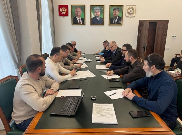 Руководители Кавказ.РФ Андрей Юмшанов, Хасан Тимижев и Владимир Лапухин провели встречу в Чечне с зампредом Правительства ЧР Рустамом Шаптукаевым, министром туризма Муслимом Байтазиевым и региональной командой, отвечающей за проект курорта «Ведучи».

«Совещание прошло конструктивно: обсудили со всеми подрядчиками механизм завершения строительства инфраструктуры, монтажа и пусконаладки VL1. Особое внимание уделено инженерно-техническом сопровождению запуска этой сложной канатной дороги», — сообщил гендиректор Кавказ.РФ Андрей Юмшанов.

В этом году стройка на «Ведучи» выходит на финальный этап.