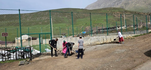 На территории Джейрахского района  прошел общероссийский субботник в рамках федеральной программы «Формирование комфортной городской среды».
27 апреля 2024 года по всей стране прошел всероссийский субботник.

Субботник сегодня проходил в основном на территориях, благоустроенных по национальному проекту «Жилье и городская среда». В частности, субботник проходил на придомовых территориях : с.п. гули ул. Укурова,
с.п. ольгетти ул. Путина , с.п. ляжги ул. Цороева,
с.п бейни ул. Центральная.

В данное время идет голосование за выбор дизайн-проектов. Онлайн-голосование будет проходить по 30 апреля на платформе za.gorodsreda.ru.

Отметим, что именно жители формируют первоочередной список общественных пространств к преображению. От активности каждого зависит, как будут выглядеть  общественные пространства.