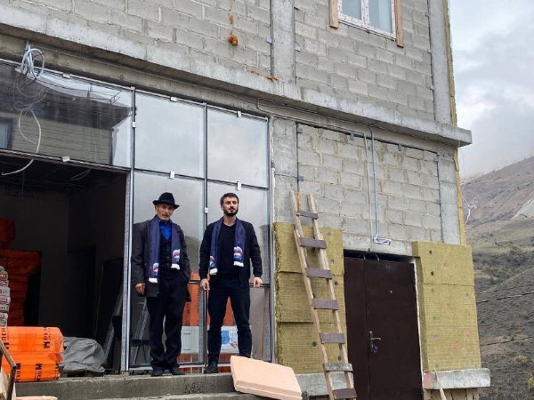 Партийный десант «Единой России» в рамках Народной программы проверил ход строительства нового Дома культуры в с. п. Джейрах.

Единороссы посетили строительную площадку нового здания Дома культуры в с. п. Джейрах, где работы близятся к завершению. 
Председатель Джейрахского районного совета Абдул-Хамид Дзауров и его заместитель Ислам Ахриев провели мониторинг текущего процесса строительства.

Согласно установленному графику, завершение строительства запланировано на декабрь текущего года. 
Новый Дом культуры станет трехэтажным зданием с цокольным этажом и общей площадью 1377 квадратных метров. 

В учреждении будет расположен актовый зал на 200 мест, библиотека, помещения для питания и обслуживания посетителей, а также комнаты для занятий в различных кружках и секциях.

Партийцы выразили удовлетворение ходом выполнения работ и отметили важность нового культурного центра для местного сообщества.

Строительство данного объекта имеет большое значение для развития культурной жизни региона и создания комфортной среды для досуга и общения местных жителей.

«Мы надеемся на скорейшее завершение строительства, чтобы в новом Доме культуры можно было проводить множество познавательных и развлекательных мероприятий для жителей района»,
 — подчеркнули они.

Создание такого важного института культуры станет значимым вкладом в развитие местного досуга и культурной жизни, а также поддержит образовательные инициативы в регионе.