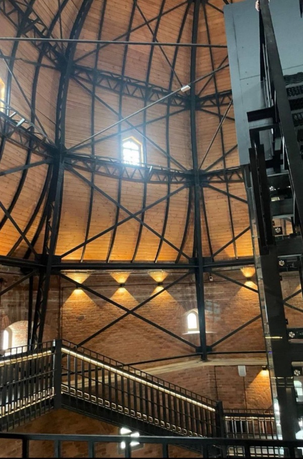 Уже завтра Башня Олафа в Выборге после пятилетней реставрации распахнет свои двери для посетителей.

Накануне Дня России состоялась приемка работ по сохранению объекта культурного наследия федерального значения "Комплекс крепостных построек и сооружений на острове", а точнее его высотной доминанты - "Башни Олафа".

В последние годы на башне шли работы по ее внутренней отделке и устройству видового лифта. Результат радует - исчезли белила советского периода, вместо них - историческая кирпичная кладка, узкая винтовая лестница вдоль стены стала шире и более пологой, раскрыты бойницы и своды, устроена подсветка на стенах и вдоль лестницы. Самый главный момент - видовой лифт, подъем которого с первого по шестой ярус занимает 40 секунд. Однако, стоит отметить, что подъем на лифте будет осуществляться исключительно для маломобильных посетителей и по предварительной записи.