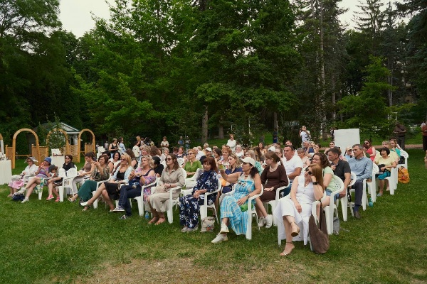 Экспертная сессия проекта «Синергия искусств. Ароматы странствий: Кавказ».

В рамках мероприятия ведущие специалисты в области культуры, искусства, философии и парфюмерии оценили авторские работы конкурсантов, созданные по ранее утверждённым тематическим направлениям. 

Проект «Синергия искусств» представляет собой масштабную культурную инициативу, направленную на соединение визуального, ароматического и ремесленного искусств в рамках единого творческого процесса.

В рамках экспертной сессии Дарья Суховская – доцент ПГУ – приняла участие в отборе конкурсных работ для последующей интеграции в серийное производство сувенирной коллекции, отражающей символику и образы региона. 