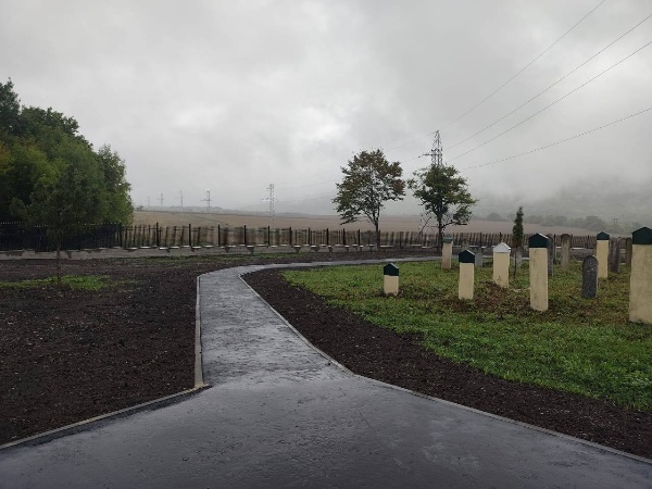 В селе Алхасты завершились работы по благоустройству двух кладбищ. 

Это часть третьего этапа масштабной программы по реконструкции мест захоронений в республике.

На территории обустроены молельная комната, хозяйственные помещения для хранения инвентаря, установлены ограждения, проложены пешеходные дорожки и оборудованы парковочные зоны с удобными подъездами.

Проект реализован при поддержке президента группы «САФМАР» Микаила Гуцериева и Главы региона Махмуда-Али Калиматова.

Напомним, что в 2023 году фонд «Возрождение», созданный Микаилом Гуцериевым, профинансировал обновление порядка ста кладбищ и объектов духовного значения. В рамках текущего этапа работы планируется благоустроить ещё 20 кладбищ.