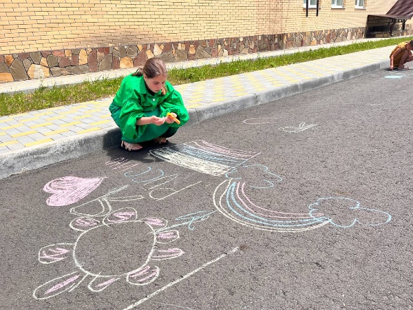 После концерта работники ДК провели для детей конкурс рисунков на асфальте «12 июня – День России». Перед жюри стояла непростая задача — выбрать из большого количества талантливых работ ту, которая бы полностью соответствовала заявленной теме и условиям конкурса, а также отличалась искренностью и оригинальностью. 

Первое место одержал рисунок сестер Салимы и Самиры Евкуровых, второе место разделили работы Евкуровой Хадижи и трио Ясмины Котиевой и сестер Сафии и Сальмы Батыровых, третьим местом отмечено творчество Евкурова Сайфуллы и Евкурова Магомеда. Победителям вручили памятные подарки, а худрук Точиева М. И. купила детям утешительное мороженое.